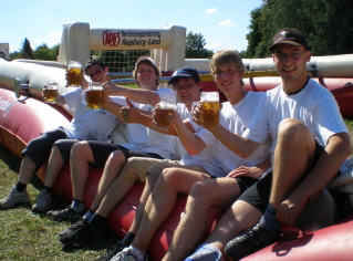 Foto von den Siegern des Lebendkickerturniers