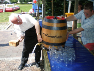 Foto vom Anzapfen durch Pr&auml;ses zettler