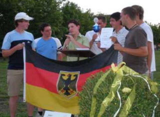 Foto von der Pokal&uuml;bergabe an die Sieger