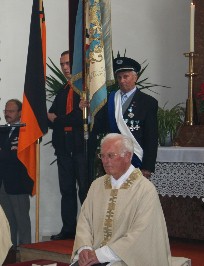 Foto von Pfarrer Zettler beim Jubil&auml;umsgottesdienst