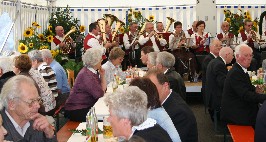 Foto von Pfarrer Zettler beim Pfarrfest