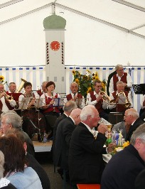 Foto von Pfarrer Zettler beim Pfarrfest