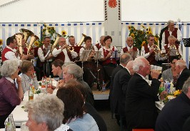 Foto der SGL-Kapelle beim Pfarrfest