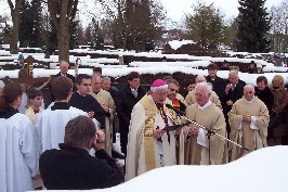 Foto von Bischof Mixa am Grab von Metzger
