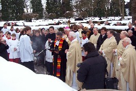 Foto von Pfarrer Maiwald am Grab von Metzger