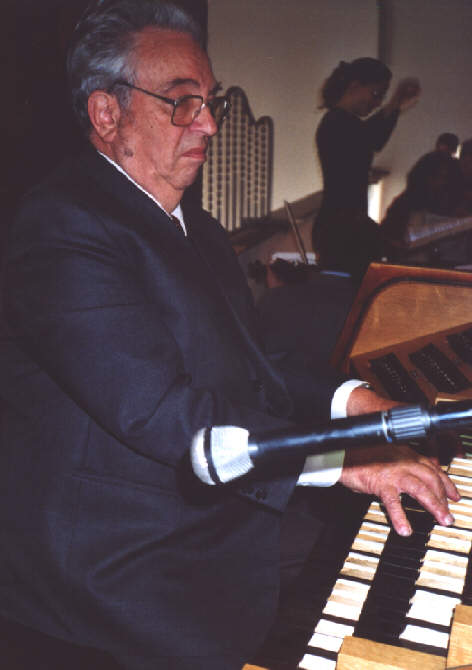 Foto von Herrn Burkhart an der Orgel spielend