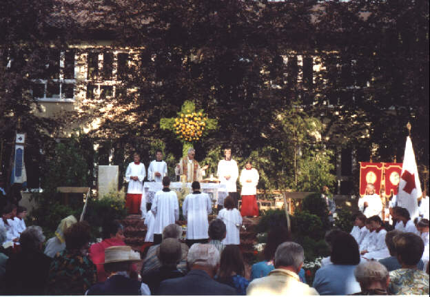 Foto vom Fronleichnamsgottesdienst im Grundschulpark