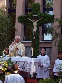 Foto von Pfarrer Zettler am Altar