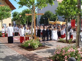 Foto vom betenden Volk vor dem 2. Altar