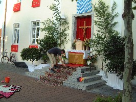 Foto von der Errichtung des Altars
