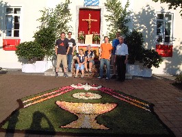 Foto vom Kolpingaltar und den Helfern