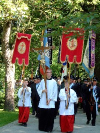 Foto der Kreuztr�ger und Fahnenabordnungen