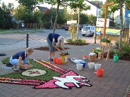 Foto vom Legen des Blumenteppichs