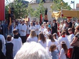 Foto der Ministranten und Kommunionkinder am KAB-Altar