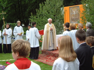Foto vom Altar beim Johannesheim mit Pfarrer Zettler