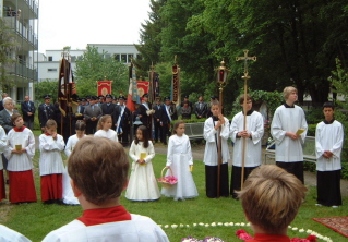 Foto vom Altar beim Johannesheim mit den Ministranten