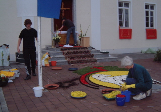 Foto von der Errichtung des Blumenteppichs für den Altar