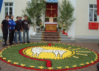 Foto der helfer beim Aufbau des Kolpingaltars