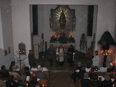 Der Altarraum von Maria Elend mit Herrn Dirr, Frau Hauser und Pfarrer Zettler