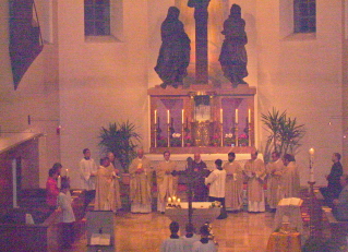 Foto von den Priestern am Altar