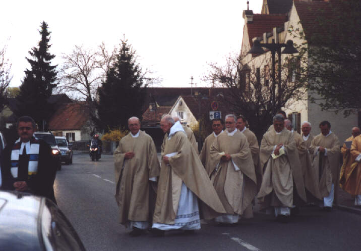 Die Konzelebranten beim Auszug