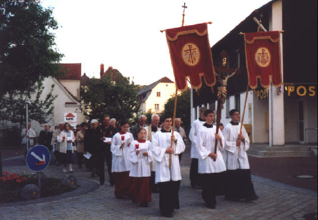 Foto der Lichterprozession zur Kirche