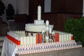 Foto vom Kerzenaltar an Maria Lichtmess 2009