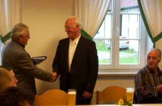 Foto von der Geschenk&uuml;bergabe durch herrn Lanzinger
