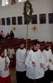 Foto vom Palmkreuz mit den Ministranten
