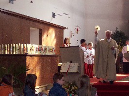 Foto von der Weihe der Kommunionkerzen