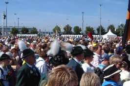 Foto von Trachtlern beim Papstgottesdienst