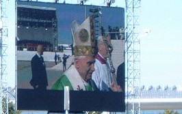 Foto vom Papst über die Leinwand
