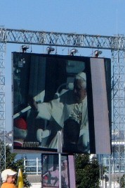 Foto vom winkenden Papst