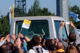 Foto vom vorbeifahrenden Papst