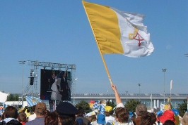 Foto der Papstfahnen zur Begrüßung