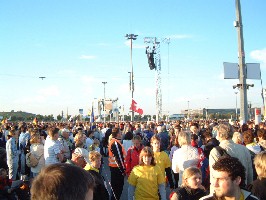 Foto der vielen Gottesdienstbesucher