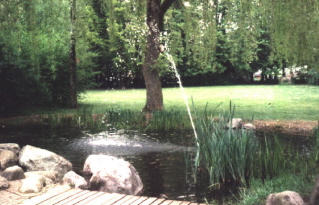 Foto vom Brunnen im Grundschulpark