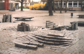 Foto vom ehem. Brunnen vor der Mittelschule