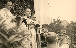 Foto von der Segnung der Glocken durch Pfarrer Radinger