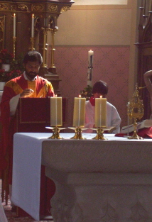 Foto von Pfarrer Johnson Puthuva beim Gottesdienst