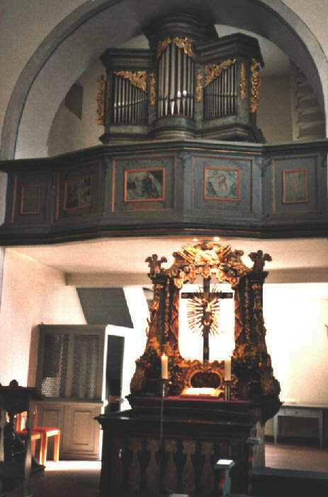 Foto vom Altar der Dreieinigkeitskirche in Dainbach