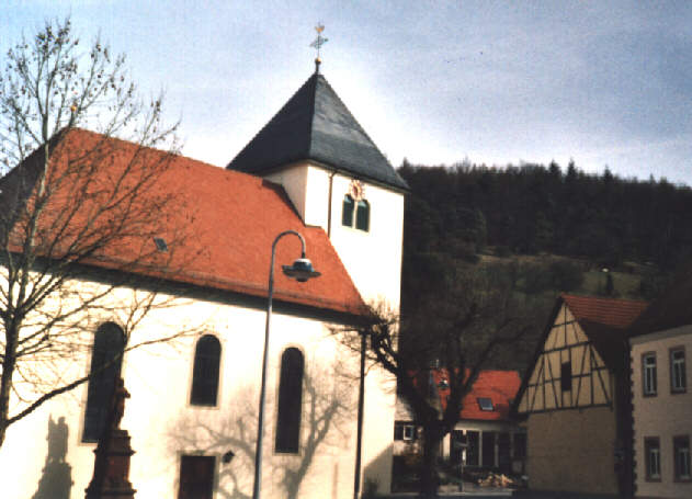 Foto der Dreieinigkeitskirche in Dainbach
