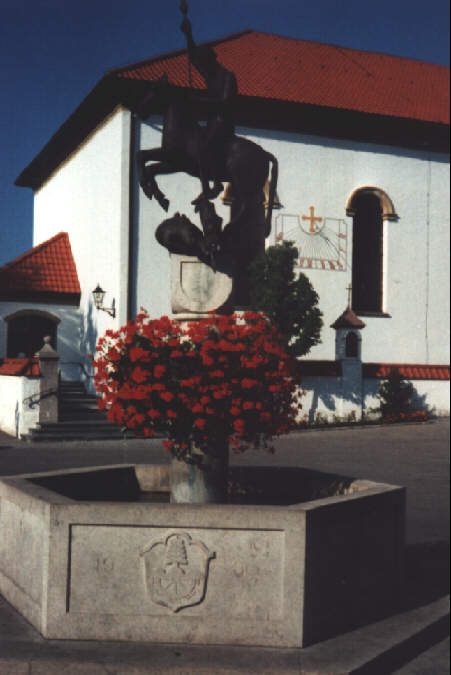 Foto des Brunnens vor St. Andreas in Trauchgau