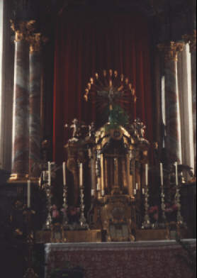 Foto vom Altar in St. Johannes in Asch