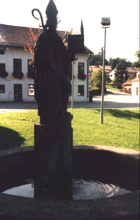 Foto des Wolfgangsbrunnens vor der Kirche